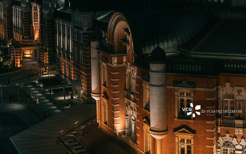 东京站夜景：人潮涌动，是日本主要铁路的终点站和交通枢纽，位于日本东京千代田区图片素材