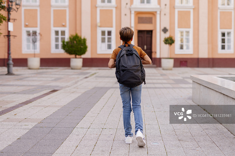 步行去教室图片素材