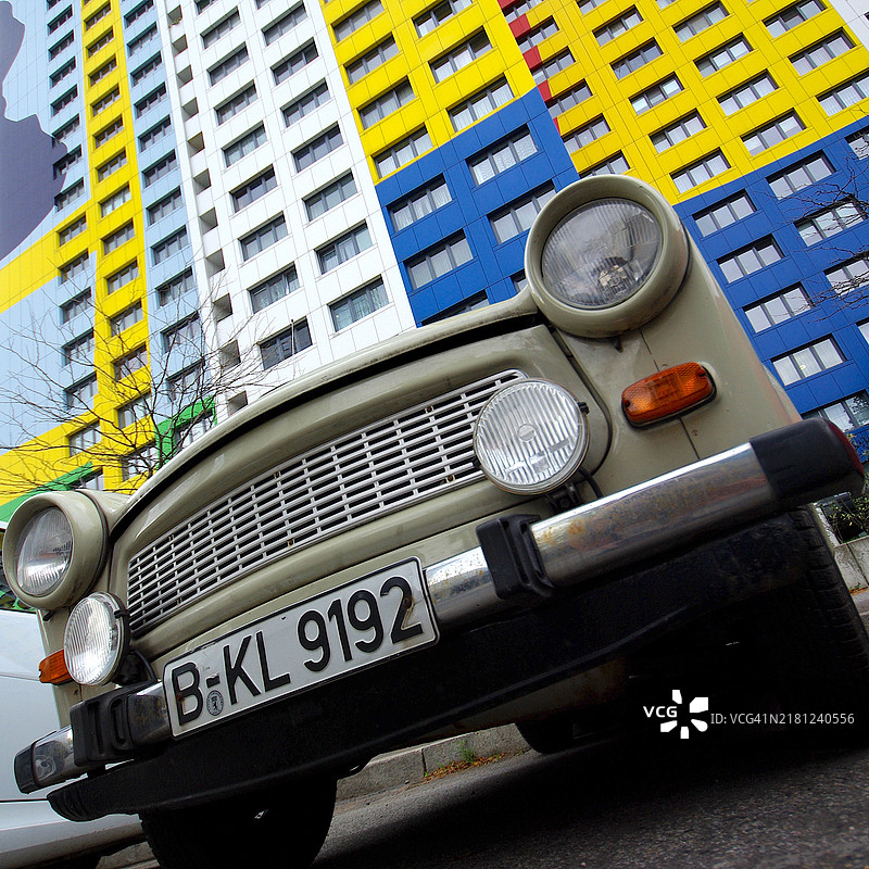 特拉班特汽车在色彩斑斓的建筑前的特写镜头。图片素材