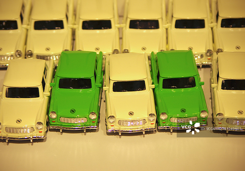 一组玩具特拉班特汽车。图片素材