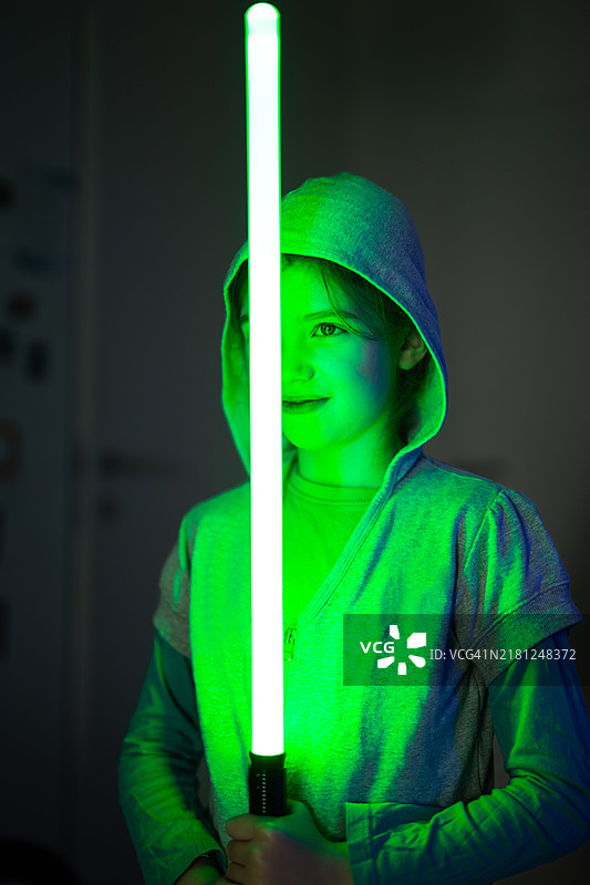 一个孩子手持光剑图片素材