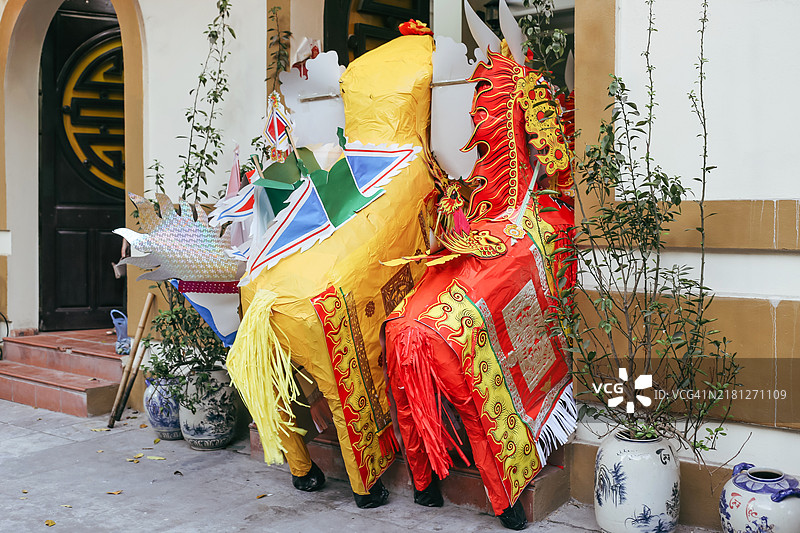 在越南焚烧祭纸，东南亚的仪式图片素材
