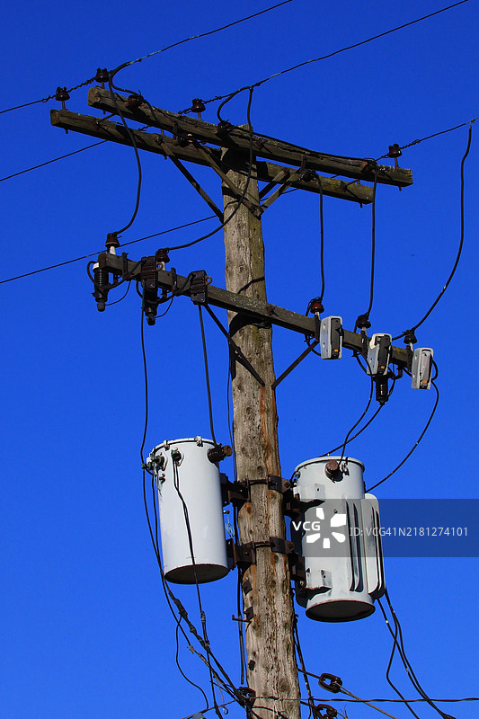 带电线和变压器的电线杆图片素材