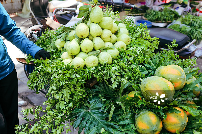 河内街头，自行车上的小贩图片素材