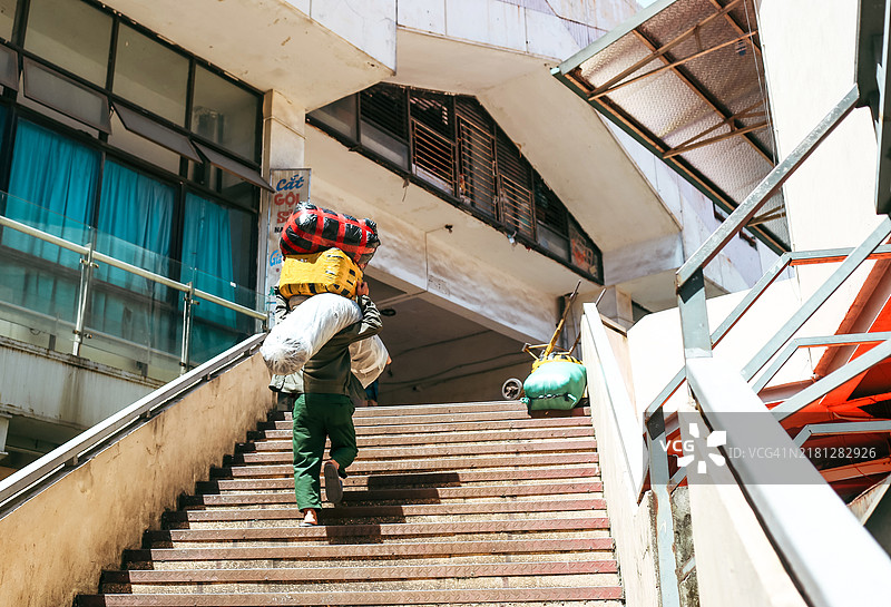 河内城市生活中的市场搬运工图片素材