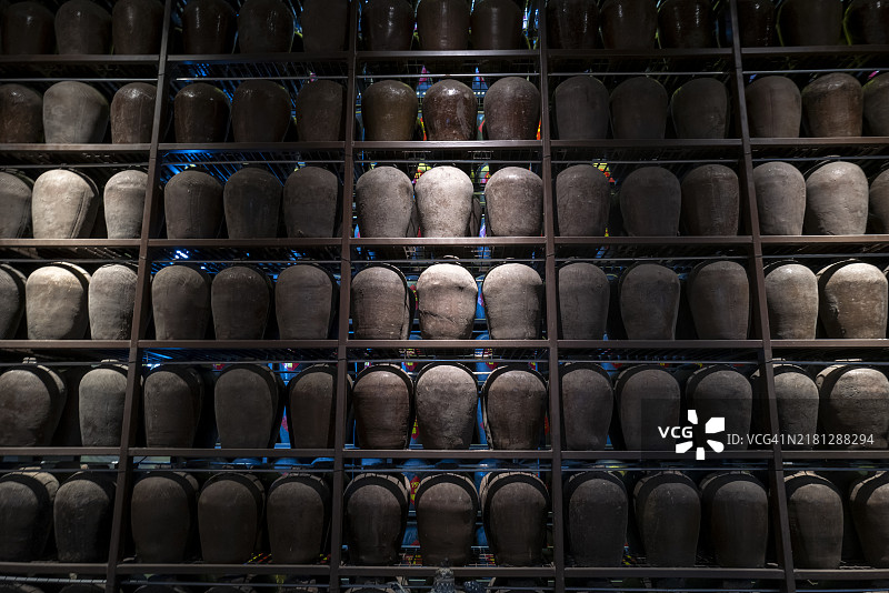 酒窖里整齐排列的装满酒的罐子图片素材