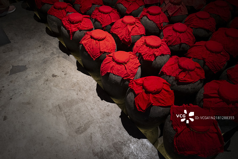 酒窖里整齐排列的装满酒的罐子图片素材