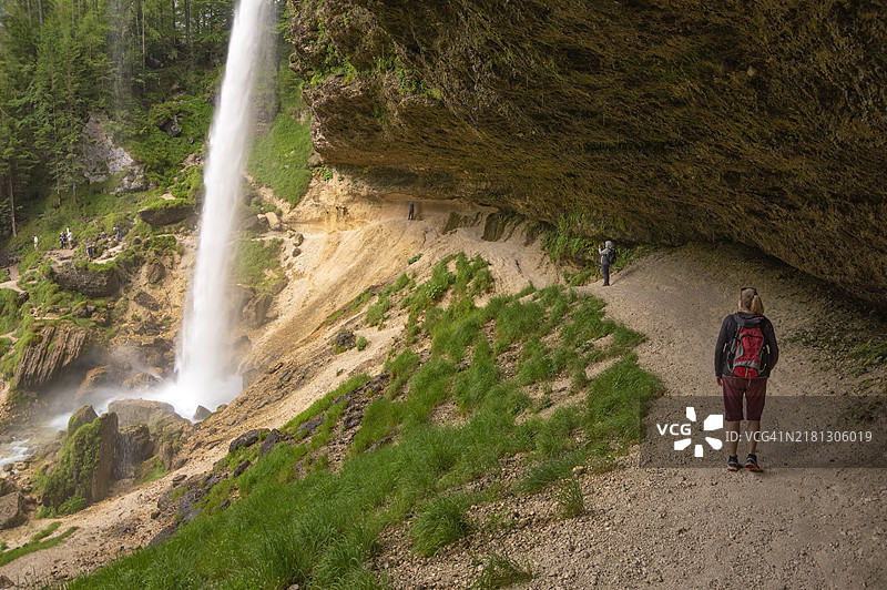女人欣赏斯洛文尼亚上卡尔尼奥拉的佩里奇尼克瀑布，莫伊斯特拉纳。图片素材