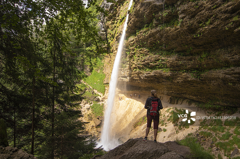 女人欣赏斯洛文尼亚上卡尔尼奥拉的佩里奇尼克瀑布，莫伊斯特拉纳。图片素材