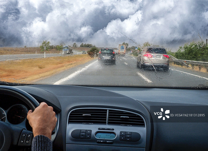 汽车视角在雨中高速公路上超车。图片素材