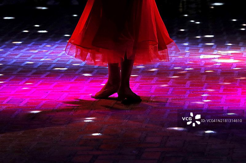 舞者们在练习交际舞图片素材