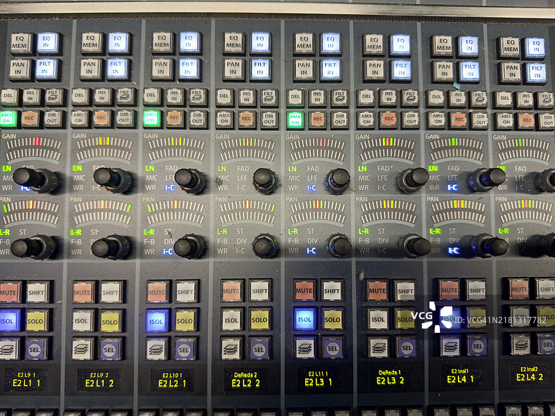 他音响工作室中调节不同音轨的桌子图片素材