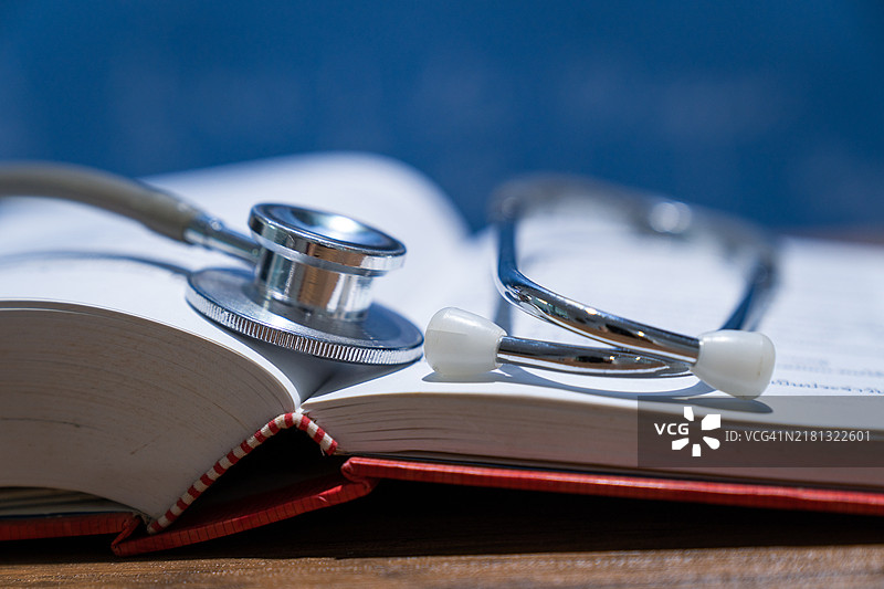 课桌上的医疗教科书和听诊器，教育概念图片素材