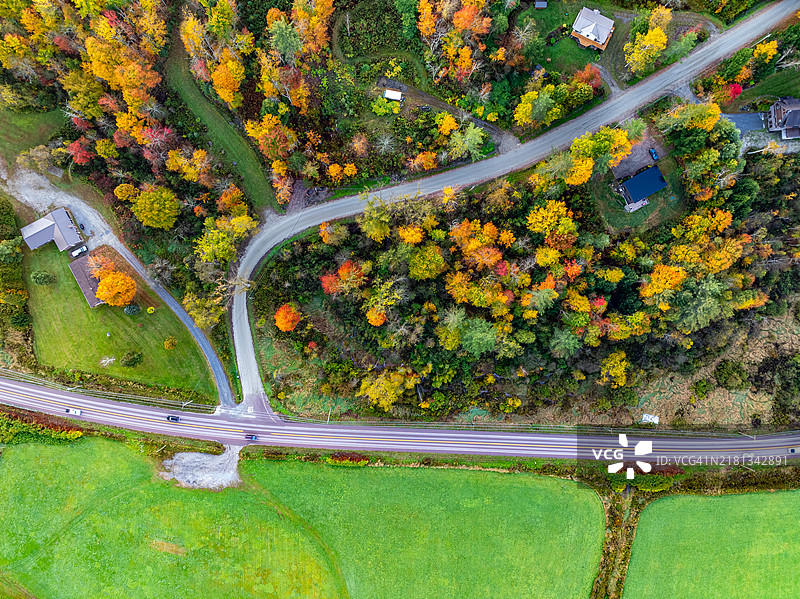 美国佛蒙特州斯托，黄金溪VT-100公路景观图片素材