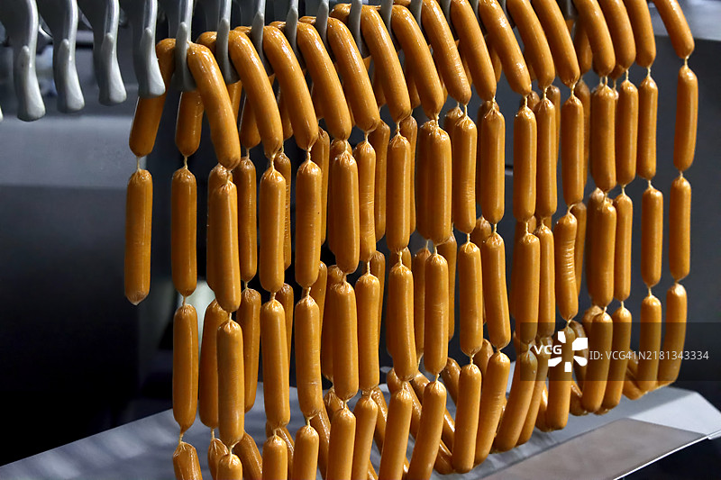 食品行业工作场所。香肠生产的肉类加工厂图片素材