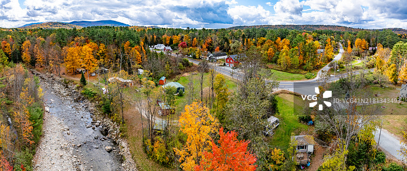 斯威夫特沃特廊桥和阿蒙努苏克河，美国新罕布什尔州巴斯斯威夫特沃特112号公路景观图片素材
