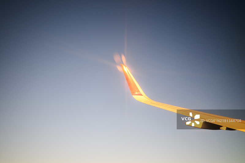 飞机上的旅行者看到的日落景色图片素材