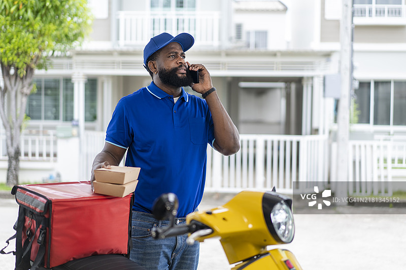 快递员从包中取出箱子图片素材