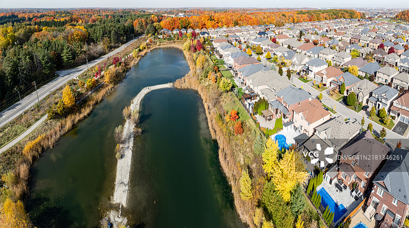 加拿大沃恩伍德布里奇松树村的韦洛尔村和科特赖特保护中心图片素材