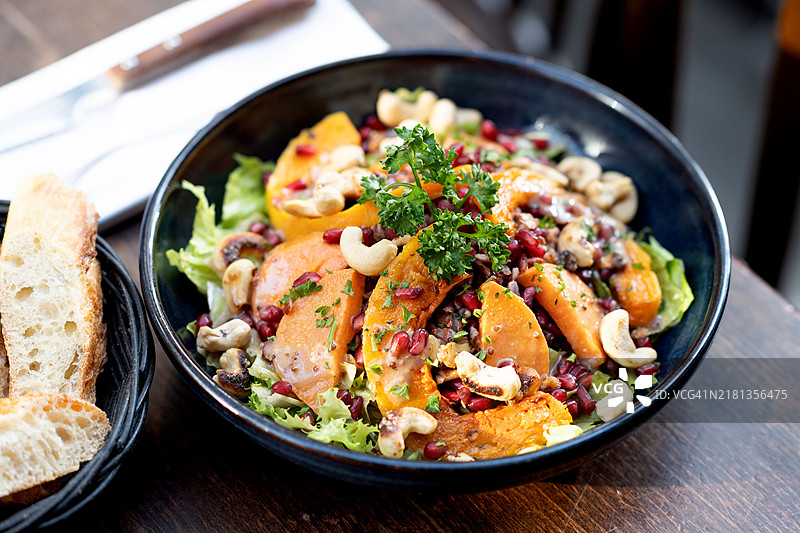 烤南瓜、保加麦和腰果沙拉图片素材