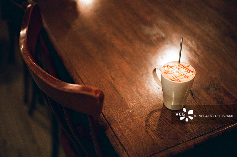 桌上的热咖啡拿铁图片素材
