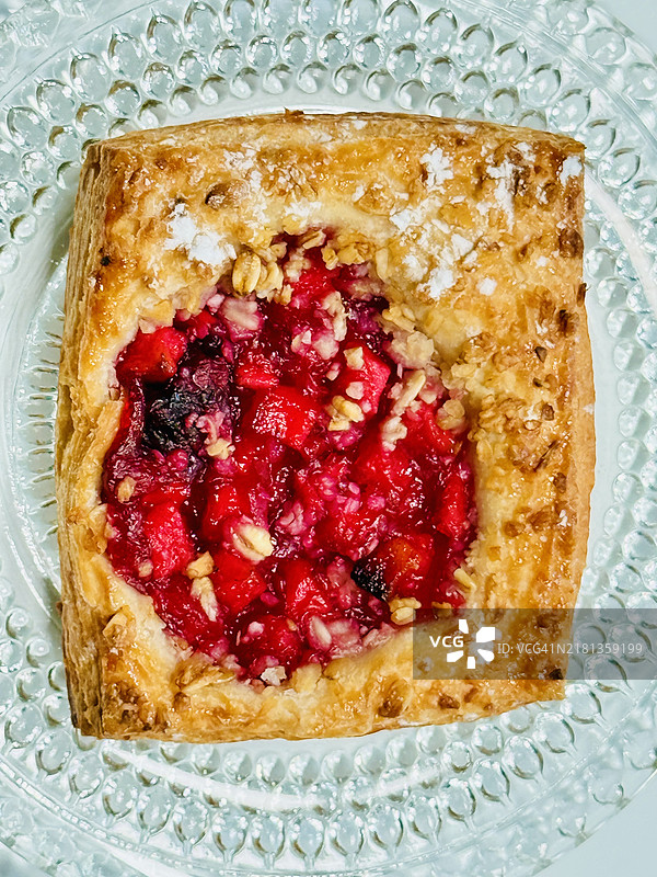酥皮黑莓苹果馅饼特写图片素材