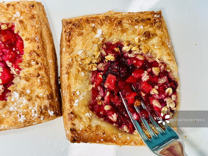 酥皮黑莓苹果馅饼特写图片素材
