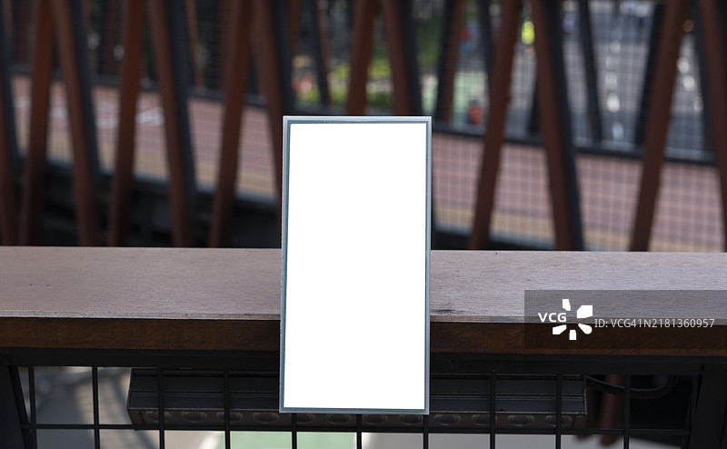 人行天桥上的空白标牌图片素材