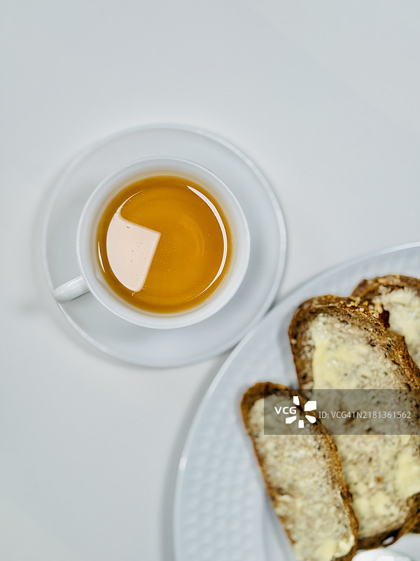 草本茶与黄油酸面包图片素材