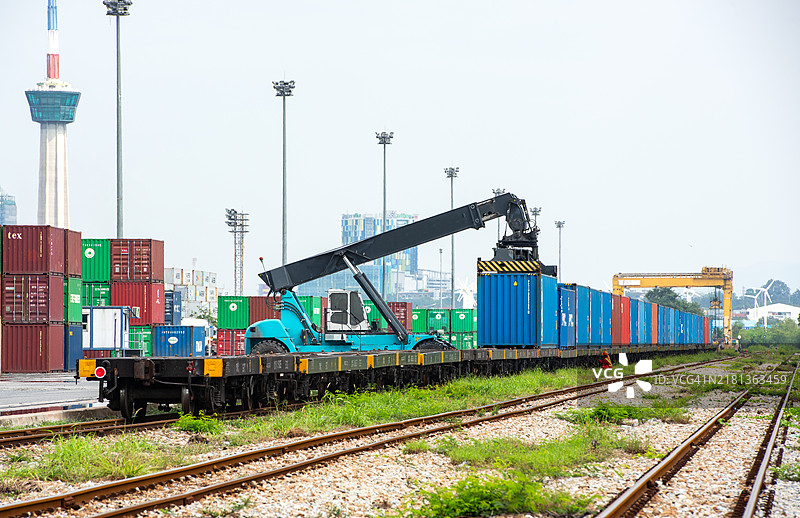 集装箱堆高机在铁路转运集装箱站港口装卸集装箱图片素材