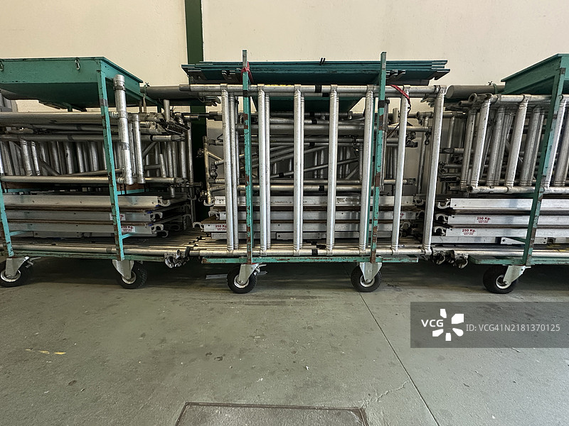 脚手架已拆除并堆放，等待运输以开始高层建筑外立面的施工图片素材