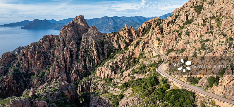 法国科西嘉皮亚纳海湾山区公路无人机全景图片素材