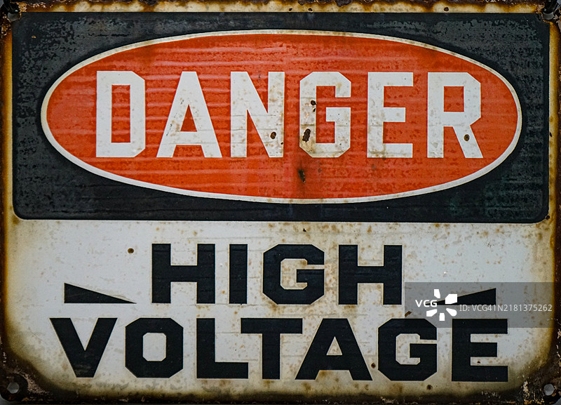 旧式高压警告标志图片素材