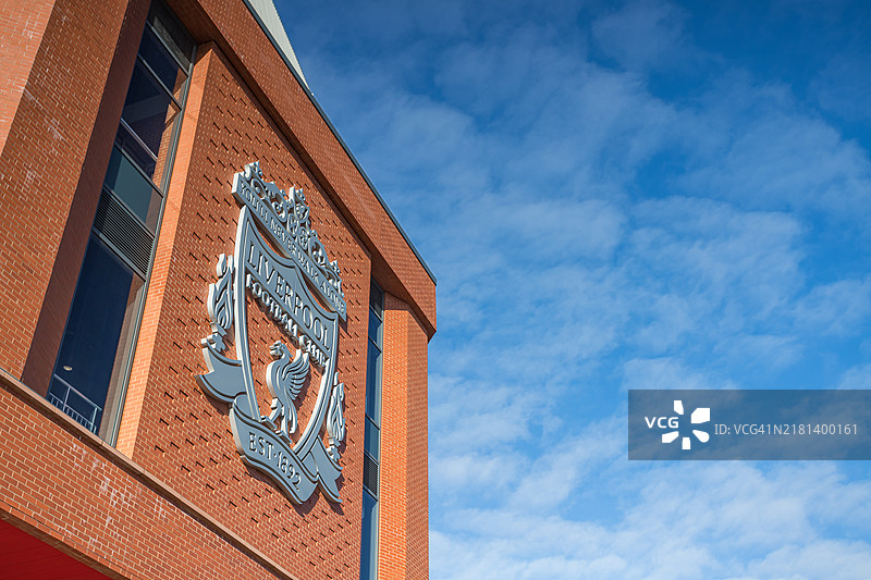 利物浦足球俱乐部徽章在蓝天之下图片素材