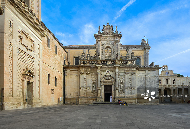 莱切大教堂(“Duomo di Lecce”)和“主教宫”(“Episcopio”)位于意大利普利亚地区莱切的“教堂广场”(“Piazza del Duomo”)前景。图片素材