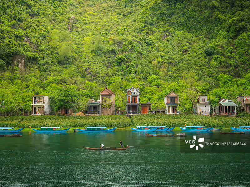越南北部广平省丰芽村昆河边的传统房屋和船只图片素材