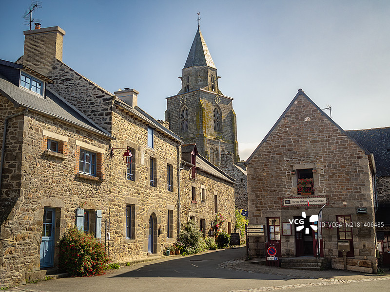 圣苏利亚克主广场的景观,这是法国最美丽村庄之一,石头房屋装饰着鲜花,圣苏利亚克教堂的钟楼高耸于屋顶之上,位于伊勒-维莱讷省 - 布列塔尼 - 法国西部。图片素材
