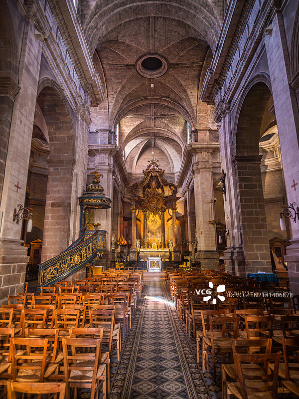 圣索维尔大教堂（Basilique Saint Sauveur）中殿、走道和合唱团的广角视图，主 altar 上方有华盖，讲坛和肋拱，位于法国西部布列塔尼地区的雷恩（Rennes） - 伊勒-维莱讷（Ille-et-Vilaine）。图片素材