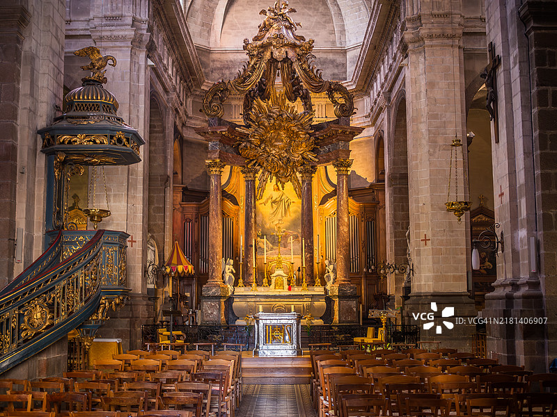 雷恩圣救主大教堂（Basilique Saint Sauveur）中殿和合唱团的特写，主祭坛上方有华盖，金色讲坛，位于法国西部布列塔尼地区的伊勒-维莱讷省雷恩市。图片素材