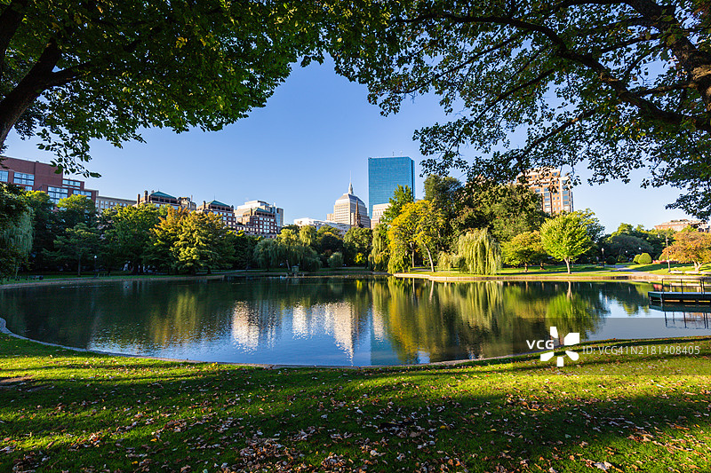 波士顿公共花园在美丽的晨光中图片素材