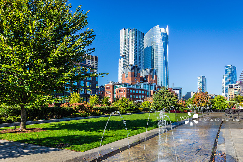 波士顿罗斯·肯尼迪绿道上的清新喷泉与现代天际线图片素材