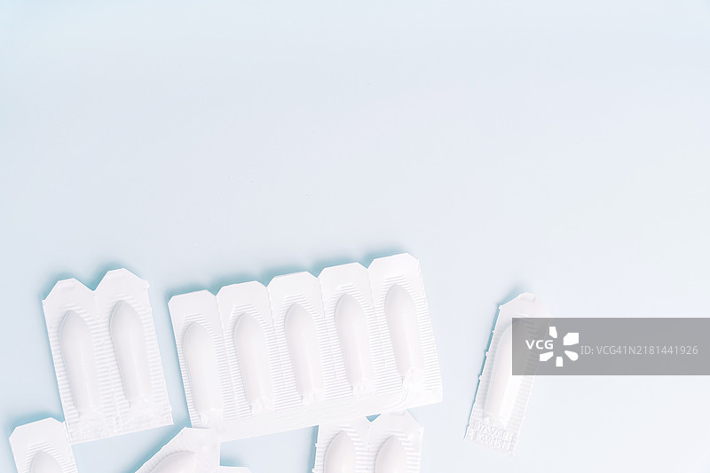 蓝色背景角落的栓剂。顶部视图图片素材