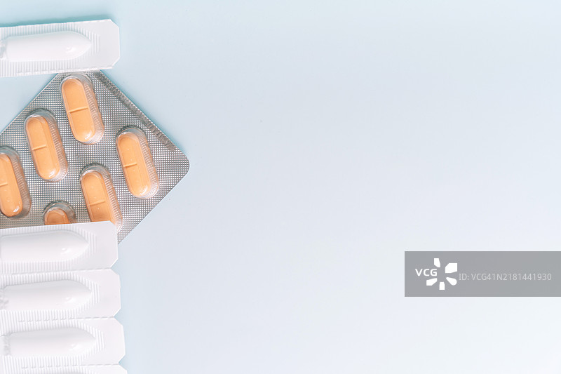 蓝色背景上的栓剂图片素材