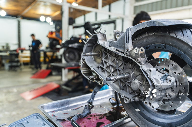专注于机械精度维修的摩托车修理店图片素材