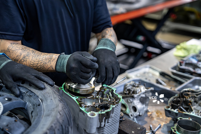 机械师在车间组装发动机部件图片素材