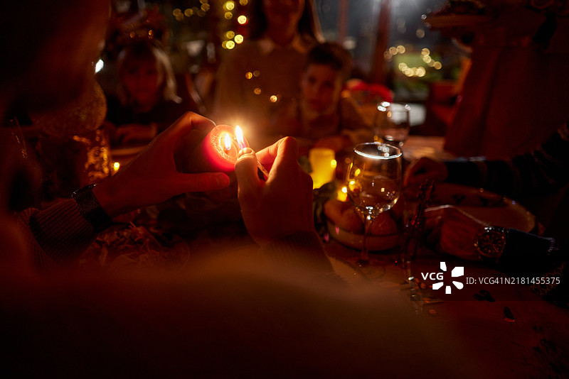 点燃蜡烛图片素材