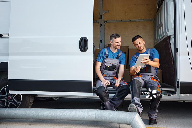 送货员使用触摸板图片素材