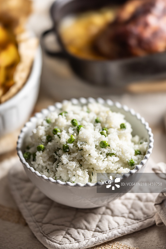 茉莉香米配青豆，以欧芹装饰，作为主菜的配菜图片素材