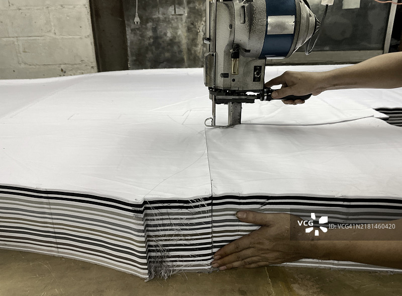 服装裁剪机裁剪棉布图片素材