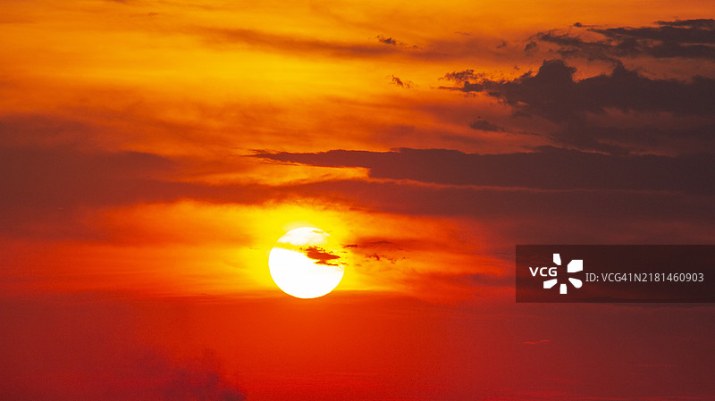 博茨瓦纳乔贝国家公园的非洲日落。图片素材